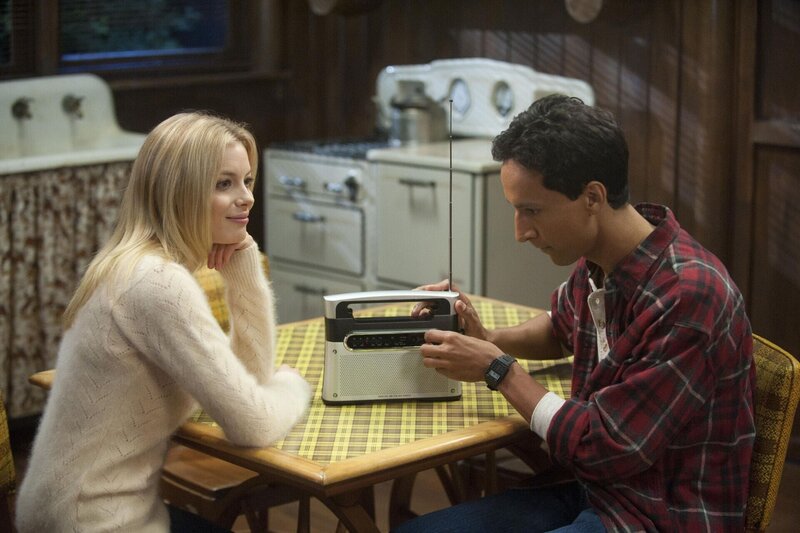 Um den vermeintlichen Psychopathen in der Gruppe zu entlarven, lässt sich Britta (Gillian Jacobs, l.) auf einer Party die Lieblingshorrorgeschichte von jedem erzählen. Abeds (Danny Pudi, r.) Geschichte ist mehr als gruselig … – Bild: Sony Pictures Television Inc. All Rights Reserved. Lizenzbild frei