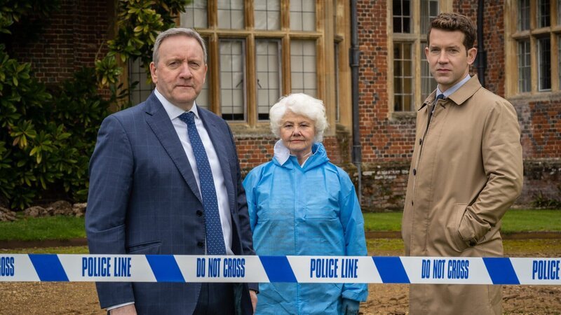 Bekommen es mit einer Mordserie im Umfeld einer alteingesessen Familie zu tun: DCI John Barnaby (Neil Dudgeon, l.), Rechtsmedizinerin Fleur Perkins (Annette Badland) und DS Jamie Winter (Nick Hendrix). – Bild: ZDF und Mark Bourdillon/​All3Media