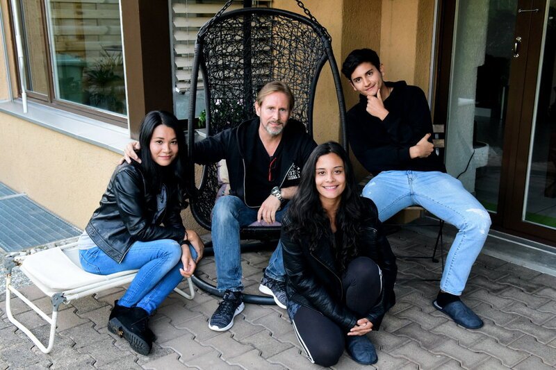 Mathias Madritsch (2.v.l.) mit Sohn Alex Madritsch (r.) und Tochter Sarah Madritsch (2.v.r.) und mit Freundin Saruta Boonyuen (l.) – Bild: SRF