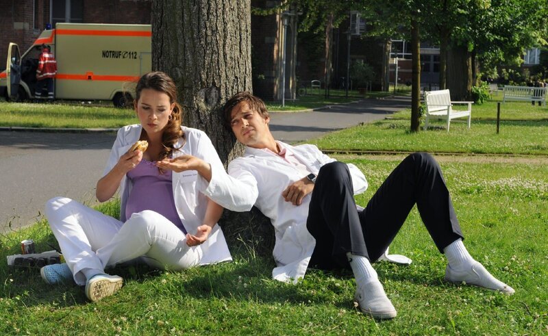 Marc Meier (Florian David Fitz) will den Verlobungsring von Gabi (Laura Osswald) zurück. – Bild: RTL /​ Reiner Bajo