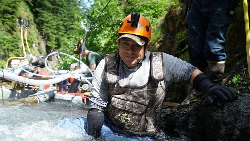 Carlos Miner bereitet den Tauchplatz im eiskalten Wasser vor. – Bild: Discovery Communications