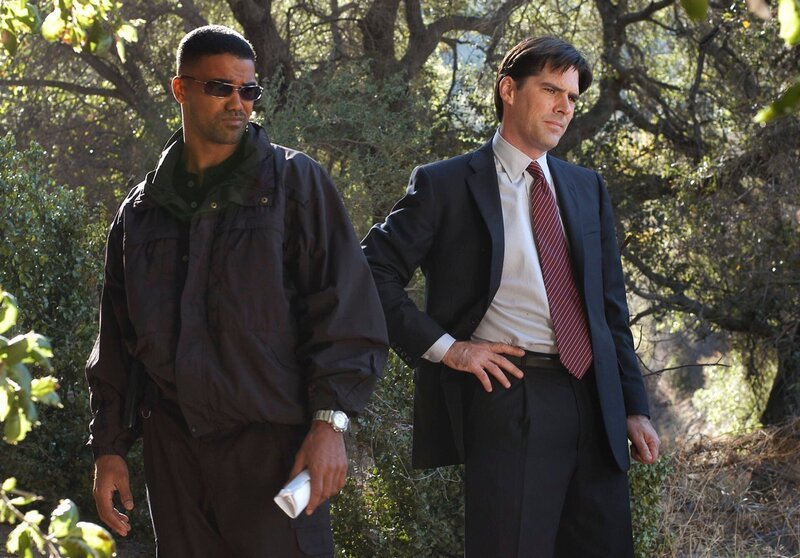 Nachdem Adam, der Footballstar der Highschool-Mannschaft in McAllister tot im Wald aufgefunden wurde, werden Aaron Hotchner (Thomas Gibson, r.) und Derek Morgan (Shemar Moore, l.) beauftragt, den Fall zu lösen … – Bild: GALE ADLER /​ 13TH STREET 2005 Touchstone Television.