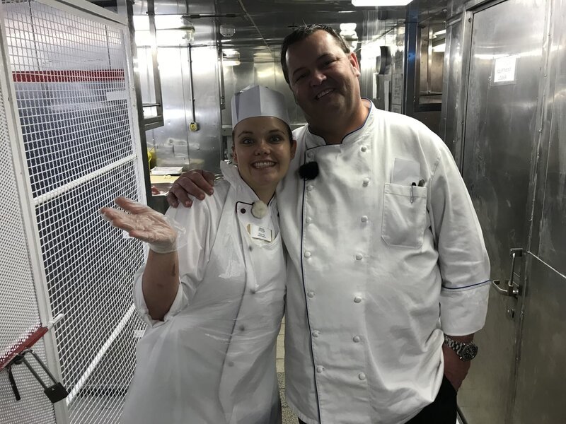 Küchenpraktikantin Steffi Gehrlein und Flotten-Küchenchef Fritz Pichler in der Bordküche der „Grand Lady“. Fritz Pichler gibt Steffi ihren ersten großen Auftrag: Krautwickel für 700 Passagiere machen. – Bild: Bewegte Zeiten Filmproduktion GmbH/​BR/​Gerrit Mannes