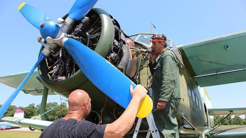 On the right: Michael Manousakis – Bild: DMAX