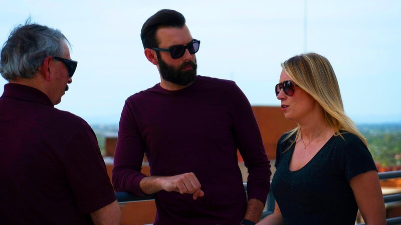 Nick Karnaze und Sarah Cruddas (r.) treffen sich mit Rick Doty (l.), um über die UFO-Vertuschung durch die Regierung zu diskutieren – Bild: DMAX