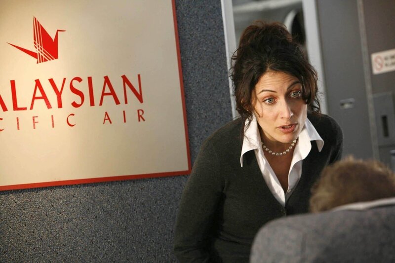 Zusammen mit Dr. House fliegt Dr. Lisa Cuddy (Lisa Edelstein) nach Singapur. House sorgt für allerlei Chaos in der Maschine, was Cuddy zur Weißglut bringt … – Bild: PLURIMEDIA (Universal Pictures)