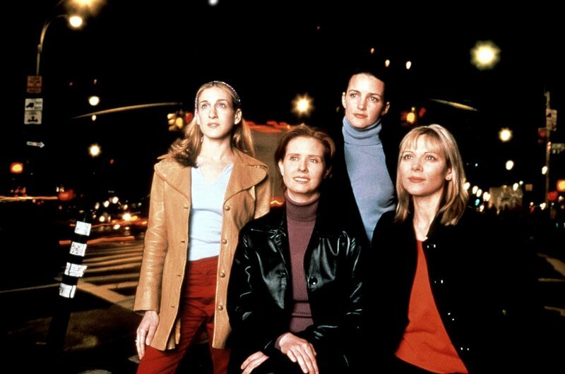 Great Moments – Die lange Nacht der Serien: „Sex and the City – Sex wie ein Mann“, Die Journalistin Carrie Bradshow ist Expertin in Sachen Liebesleben. In ihrer Kolumne ‚SEX AND THE CITY‘ widmet sie sich jede Woche dem Paarungsverhalten der beziehungsscheuen New Yorker. Privat hat es mit dem Mann fürs Leben noch nicht geklappt, Grund genug also, Experimente zu starten. Zusammen mit ihrer Freundin, der PR-Agentin Samantha, beschließt sie, einmal Sex wie ein Mann zu haben – ganz ohne Gefühle. Im Bild (v.li.): Sarah Jessica Parker (Carrie), Kristin Davis (Charlotte), Cynthia Nixon (Miranda), Kim Cattrall (Samantha). – Bild: ORF