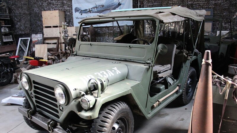 Morlock Motors, ein Paradies für alle US-Fahrzeug-Fans – und scheinbare Ruhestätte für manch ein ausrangiertes Militärgefährt. 500 Mutt-Wracks rosten auf Michaels Hof vor sich hin. Ein finanzielles Grabmahl! Michaels Plan: sein polnischer Schrauberkollege Marian soll den Fahrzeugen wieder alten Glanz verleihen. Mittlerweile haben bereits 25 Mutts den Weg von Peterlahr an die polnische Ostseeküste gefunden. Jetzt will Michael überprüfen, ob seine externen Schrauber die amerikanischen Fahrzeuge auch zusammengesetzt bekommen. Wenn nicht, verliert Michael eine Menge Zeit und was noch wichtiger ist – eine Menge Geld! – Bild: DMAX