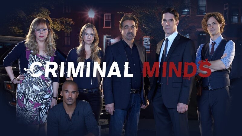 (11. Staffel) – Ein starkes Team, das jeden Serientäter zur Strecke bringt: Dr. Spencer Reid (Matthew Gray Gubler, r.), Derek Morgan (Shemar Moore, 2.v.l.), Aaron Hotchner (Thomas Gibson, 2.v.r.), David Rossi (Joe Mantegna, 3.v.r.), Jennifer ‚JJ‘ Jareau (AJ Cook, 3.v.l.) und Penelope Garcia (Kirsten Vangsness, l.). – Bild: PLURIMEDIA (ABC Studios)