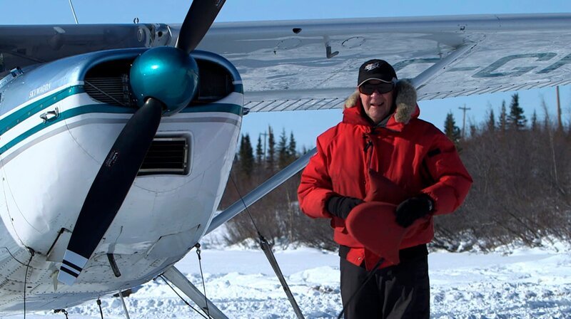 Buschpilot Fred Carmichael, einer der letzten seiner Art. – Bild: NDR/​SR/​Karl Teuschl