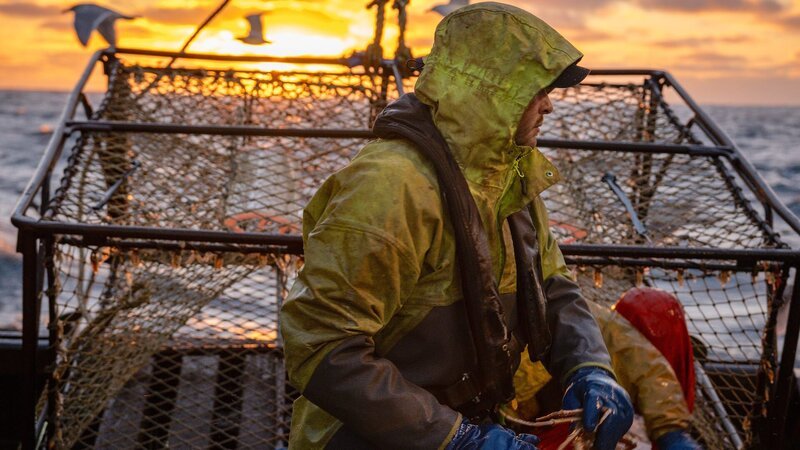 Wizard deckhand Cody prepping pot on launcher to stack – Bild: Warner Bros. Discovery, Inc. or its subsidiaries and affiliates