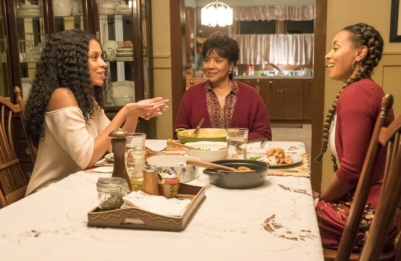 (v.l.n.r.) Beth Pearson (Susan Kelechi Watson); Carol Clarke (Phylicia Rashad); Zoe (Melanie Liburd) – Bild: NBCUniversal Media, LLC/​Ron Batzdorff