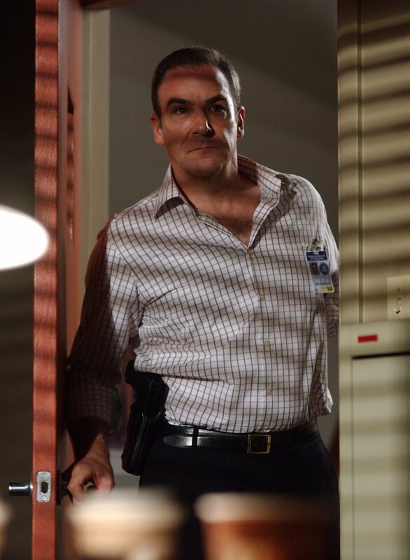 Innerhalb der letzten sieben Monate hat es am Bradshaw College sechs Mal gebrannt. Special Agent Jason Gideon (Mandy Patinkin) und sein Team gehen dem nach … – Bild: 13th Street