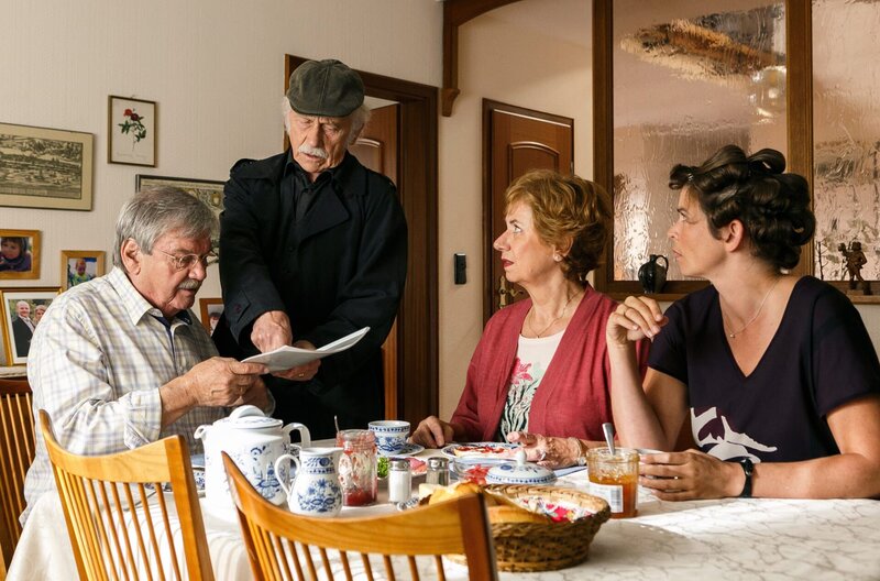 Ein neuer Fall: Günter Hoffmann (Wolfgang Winkler, l.) und Edwin Bremer (Tilo Prückner, 2.v.l.) studieren im Beisein von Heidrun (Verena Plangger, 2.v.r.) und Tina (Isabelle Barth, r.) das verblüffende Ergebnis der DNA-Analyse. – Bild: ARD/​Kai Schulz