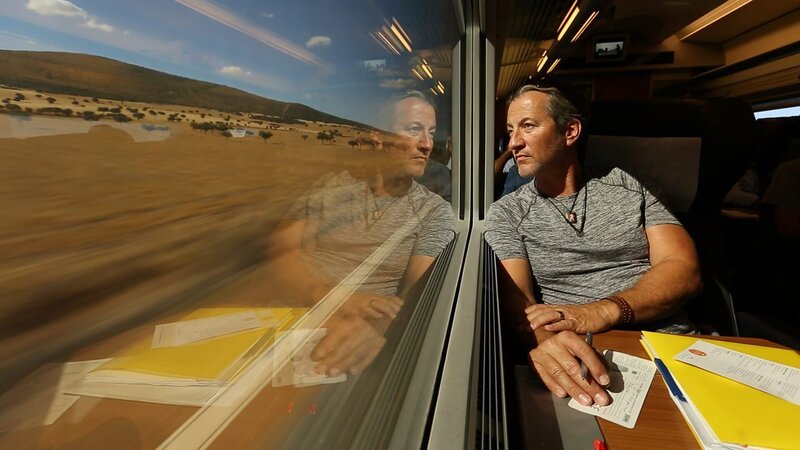 Darrell Miklos looks out the window of the train. – Bild: Discovery Channel / Discovery Communications Darrell Miklos looks out the window of the train. – Bild: Discovery Channel / Discovery Communications