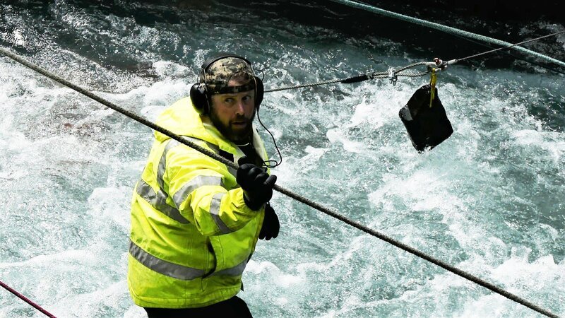 Casey Morgan moving equipment in the water – Bild: Discovery Communications LLC