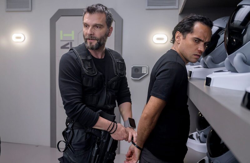 Reece Ritchie as Spencer Lane(r.) – Bild: Aleksandar Letic/​Ark TV Holdings, Inc./​SYFY /​ Die Verwendung ist nur bei redaktioneller Berichterstattung im Rahmen einer Programmankündigung ab 2 Monate vor der ersten Auss /​ © 2023 Ark TV Holdings, Inc. All Rights Reserved.