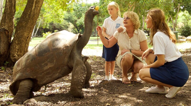 Henriette (Saskia Vester) verbringt mit Stella (Ella Gertz, li.) und Marie (Pia Soppa, re.) einen tollen Tag im Tierpark. – Bild: ZDF und ARD Degeto/​Jorinde Gersina.