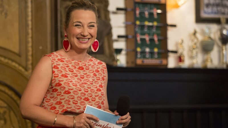 Constanze Lindner begrüßt auf der Bühne Kollegen aus Musik, Comedy und Kabarett. – Bild: ZDF und BR, Martina Bogdahn