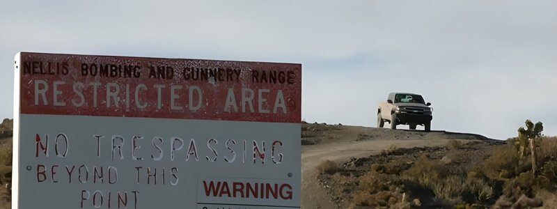 Area 51 wird streng bewacht. Die Wachen zögern nicht, von ihren Waffen Gebrauch zu machen. – Bild: WeltN24 GmbH/​AETN A&E Television Networks