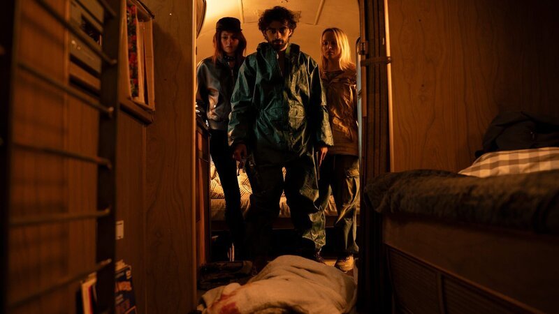 Ella (Lea van Acken, l.), Lobo (Zoran Pingel, M.) und Solveig (Asia Luna Mohmand, r.) finden Hatice (Safinaz Sattar, M.) tot in Frieds Wohnwagen. – Bild: ZDF und ©Syrreal Entertainment/​Karolina Grabowska