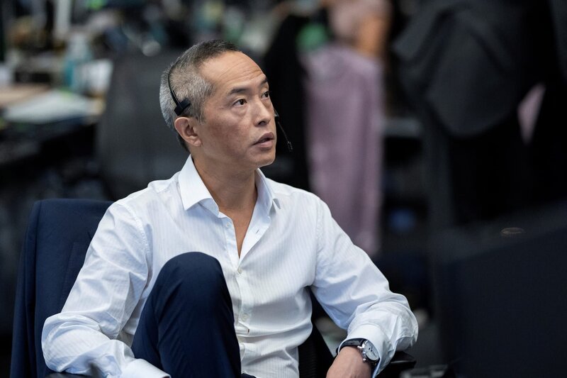 Eric Tao (Ken Leung) – Bild: Simon Ridgway /​ Warner /​ Die Verwendung ist nur bei redaktioneller Berichterstattung im Rahmen einer Programmankündigung ab 2 Monate vor der ersten Auss /​ © 2022 Home Box Office, Inc. All Rights Reserved.