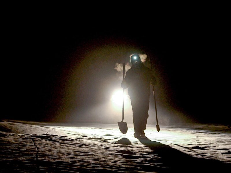 Joey Zuray preparing to chisel through ice for water. – Bild: Discovery Communications
