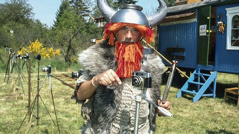 Mit mehreren Kameras möchte Peter (Peter Lustig) seinen eigenen Stop-Motion-Film produzieren. Es soll ein Wikinger-Film werden. – Bild: ZDF und studio tv