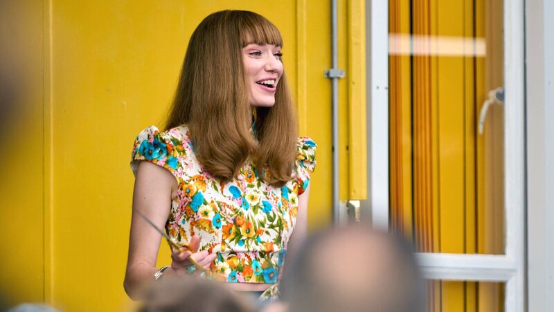 Lady Gabby (Eleanor Tomlinson) weiht das neue Community Center ein. – Bild: ZDF