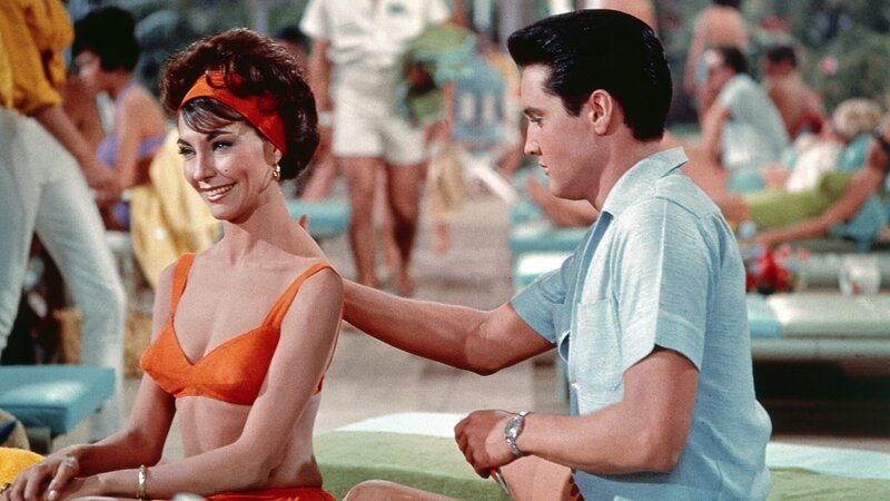 Mike (Elvis Presley) kümmert sich am Pool um die eurige Stierkämpferin Dolores (Elsa Cárdenas); Mike (Elvis Presley) kümmert sich am Pool um die eurige Stierkämpferin Dolores (Elsa Cárdenas) – Bild: RTLZWEI Mike (Elvis Presley) kümmert sich am Pool um die eurige Stierkämpferin Dolores (Elsa Cárdenas); Mike (Elvis Presley) kümmert sich am Pool um die eurige Stierkämpferin Dolores (Elsa Cárdenas) – Bild: RTLZWEI