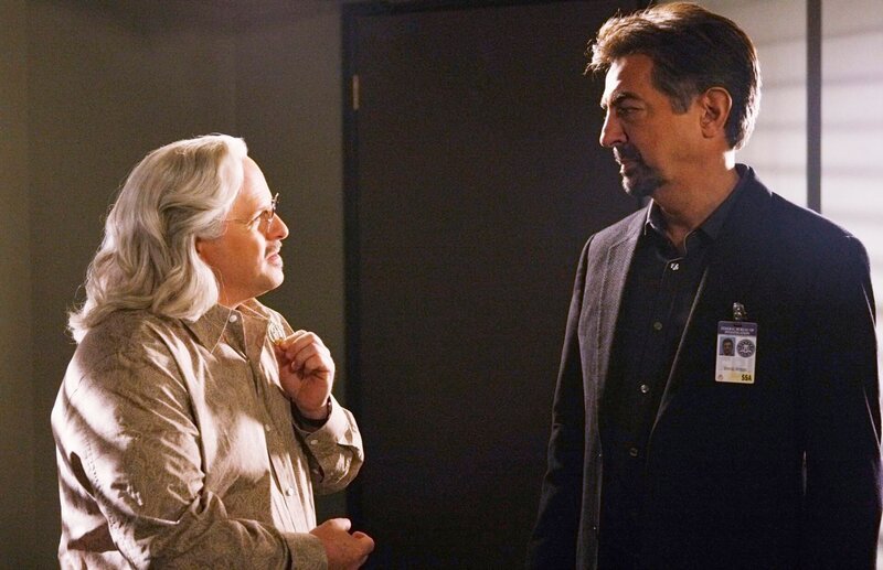 Um sich an Rossi (Joe Mantegna, r.) zu rächen, spielt Professor Rothschild (Jason Alexander, l.) ein gemeines Spiel mit ihm. Doch am Ende gewinnen die Guten … – Bild: 13th Street