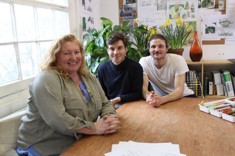 V.l.: Charlie Dimmock, Harry Rich, David Rich. Die Verwendung des sendungsbezogenen Materials ist nur mit dem Hinweis und Verlinkung auf RTL+ gestattet. – Bild: RTL /​ Spun Gold TV