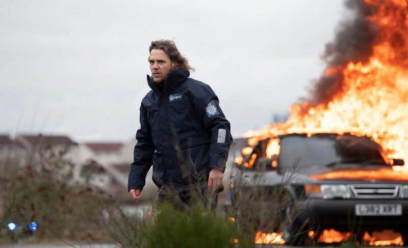 Michael McAndrews (Jamie Sives) ist in Sorge um Annika. – Bild: Graeme Hunter