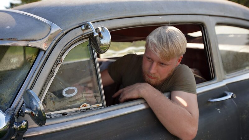 Ethan begins prepping his vehicles for his trip to Minnesota. – Bild: Warner Bros. Discovery, Inc.