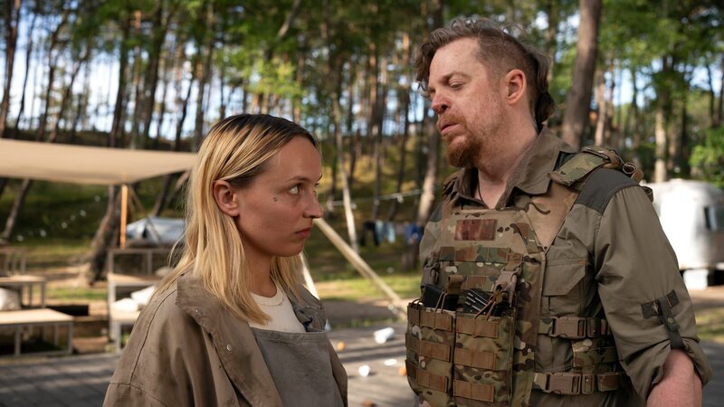 Fried (Sascha Reimann) überlegt, ob Solveig (Asia Luna Mohmand) und ihre Freunde etwas aushecken. – Bild: Honorarfrei – nur für diese Sendung inkl. SocialMedia bei Nennung ZDF und Syrreal Entertainment/​Karolina Grabowska.