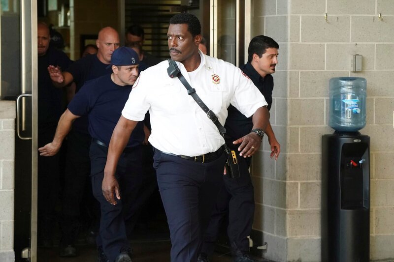 (l-r) Joe Minoso as Joe Cruz, Randy Flagler as Capp, Tony Ferraris as Tony, Eamonn Walker as Wallace Boden, Yuri Sardarov as Otis – Bild: NBCUniversal Media, LLC