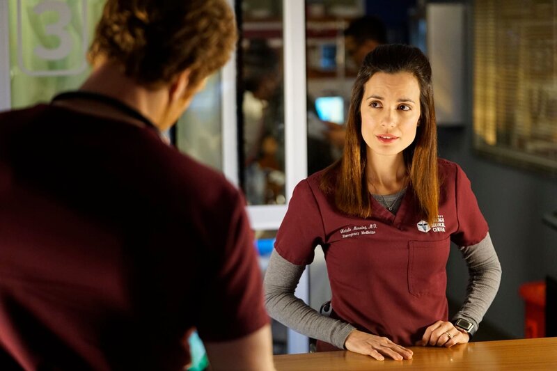 Besprechung auf dem Gang: Nick Gehlfuss als Dr. Will Halstead, Torrey DeVitto als Dr. Natalie Manning. – Bild: NBC /​ Elizabeth Sisson