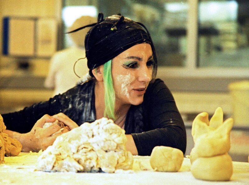 Mona (Anna Grisebach) braucht Geld und arbeitet in der Großbäckerei. – Bild: SWR/​SWR/​Ireen Hillmann