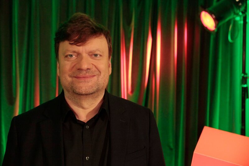 Musikpsychologe Dr. Daniel Müllensiefen vom Goldsmiths College an der University of London erläutert, wie sich Musikalität entwickelt. Und der Biochemiker Prof. Dr. Tilman Grune (im Bild) vom Deutschen Institut für Ernährungsforschung in Potsdam-Rehbrücke verrät, wie wir uns in Zukunft ernähren. – Bild: BR/​Henrik Jordan