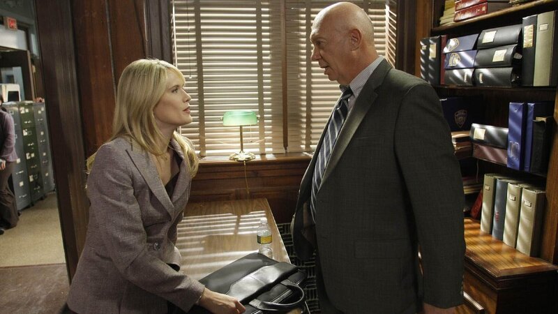 Wer hat einen mutmaßlichen Sexualstraftäter ermordet? A.D.A. Alexandra Cabot (Stephanie March) und Capt. Donald Cragen (Dann Florek) ermitteln. – Bild: TVNOW /​ NBC Universal