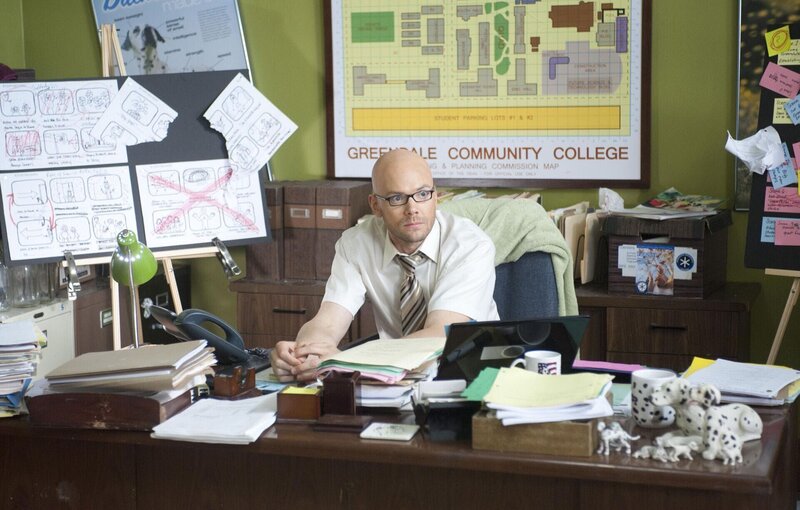 Jeff (Joel McHale) soll für den Werbespot in die Rolle des Dekans schlüpfen. Das passt ihm natürlich überhaupt nicht, also schmiedet er einen hinterlistigen Plan … – Bild: Sony Pictures Television Inc. All Rights Reserved. Lizenzbild frei