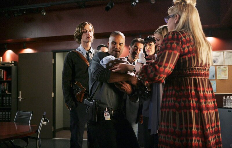 Das Baby von JJ (AJ Cook, 2.v.r.) bringt Freude ins Büro: Reid (Matthew Gray Gubler, l.), Morgan (Shemar Moore, 2.v.l.), Rossi (Joe Mantegna, 3.v.l.), Prentiss (Paget Brewster, 3.v.r.) und Penelope (Kirsten Vangsness, r.) … – Bild: 13th Street
