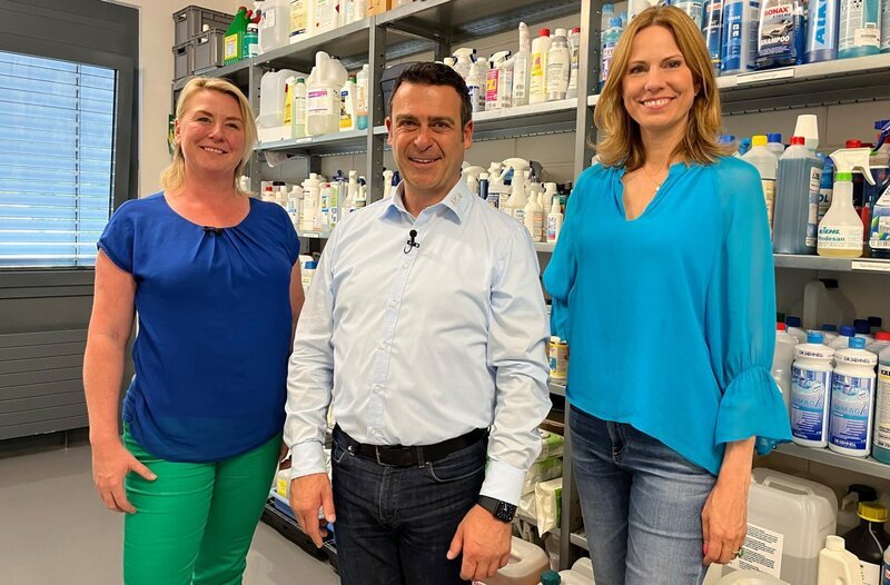 Welche Putzmittel sind überflüssig? Ein Besuch bei Reinigungs- und Hygieneexperte Martin Lutz soll Klarheit bringen. – Bild: solisTV