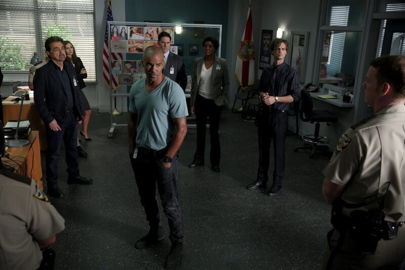 Eine Frau wird ermordet aufgefunden – um den Täter zu fassen, müssen Rossi (Joe Mantegna, l.), Morgan (Shemar Moore, 3.v.l.), Hotch (Thomas Gibson, 4.v.r.), Tara (Aisha Tyler, 3.v.r.) und Reid (Matthew Gray Gubler, 2.v.r.) alles geben, denn es gibt mehrere Verdächtige … – Bild: port.hu