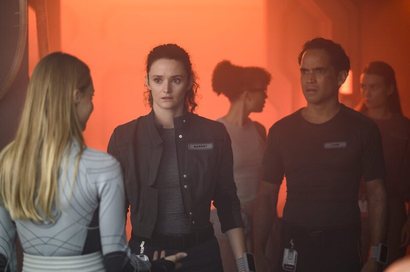 l-r: Lt. Sharon Garnet (Christie Burke), Lt. Spencer Lane (Reece Ritchie), – Bild: Ark TV Holdings, Inc./​SYFY /​ Electric Entertainment /​ Die Verwendung ist nur bei redaktioneller Berichterstattung im Rahmen einer Programmankündigung ab 2 Monate vor der ersten Auss /​ ©2023 Ark TV Holdings, Inc. All Rights Reserved.
