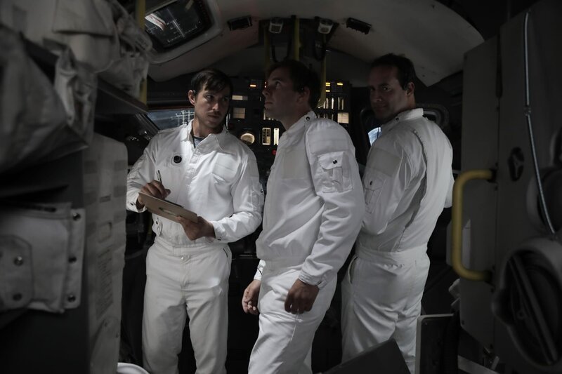 Lovell, Swigert und Haise gehen gemeinsam wichtige Informationen durch – Bild: Discovery, Inc.