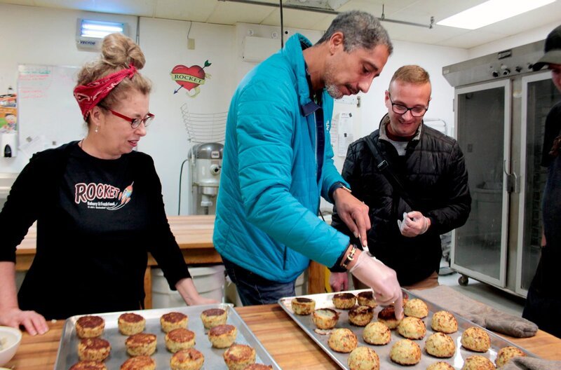 Die Passagiere Raul, von Beruf Flusskreuzfahrtkapitän, und Georgi beim Backen von Fishcakes in der Rocket Bäckerei in St. John’s, Neufundland, Kanada. – Bild: BR/​Bewegte Zeiten Filmproduktion GmbH/​Ute von der Lieth