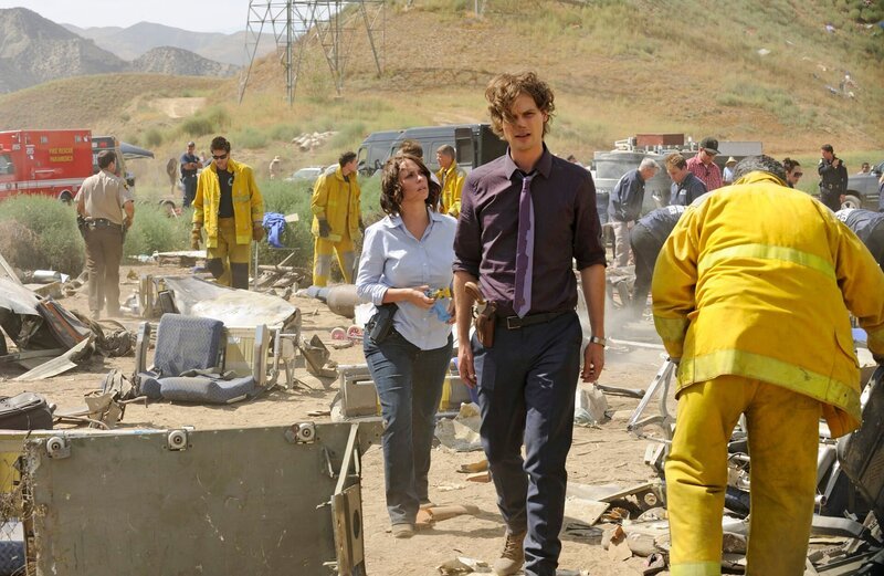Versuchen herauszufinden, wie es zu dem Flugzeugabsturz in Colorado kommen konnte: Reid (Matthew Gray Gubler, r.) und Kate (Jennifer Love Hewitt, l.) … – Bild: 13th Street