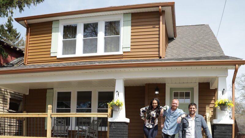 (After 2) Another shot of the Hosts on the front porch after renovations, as seen on HGTV’s Bargain Block – Bild: Warner Bros. Discovery, Inc. or its subsidiaries and affiliates