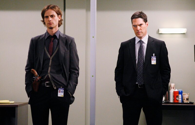 Professor Rothschild behauptet fünf Menschen in seiner Gewalt zu haben, die in weniger als zehn Stunden sterben werden. Für Reid (Matthew Gray Gubler, l.), Hotch (Thomas Gibson, r.) und das restliche Team beginnt ein Wettlauf mit der Zeit … – Bild: 13th Street
